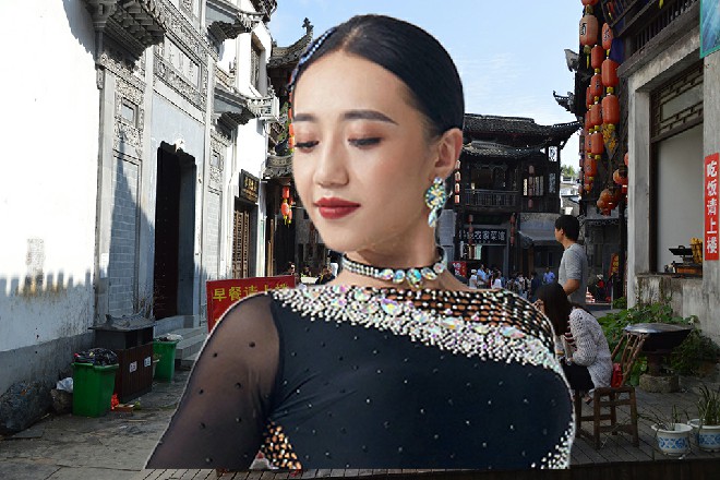 山林纲川从身后拔出两把苦无，握在手中，怒视着伊轩