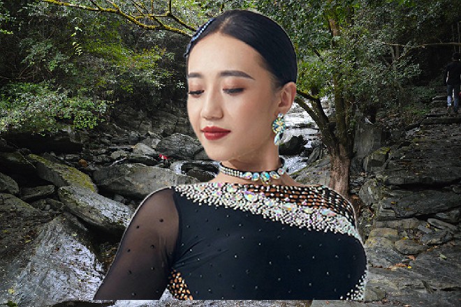 背心男没了之前的血气，抱着王海的小腿，一个劲地求饶