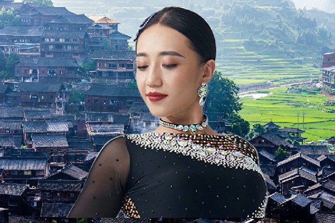 说着，罗芙举起无双剑，目光硕硕地看着周围的众人