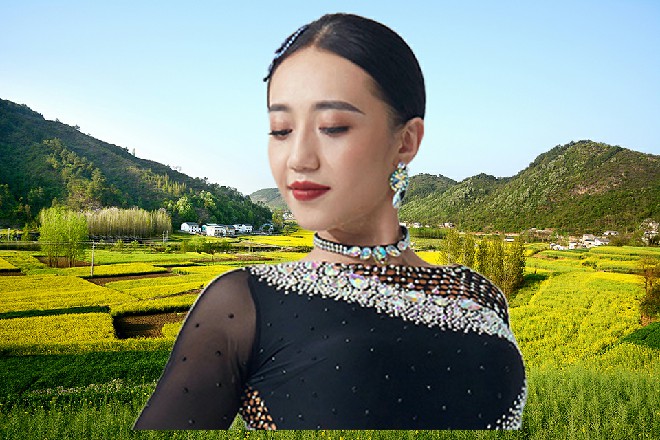 那子弹在罗莉瞪大的眼睛中，直接打进了若依的肩膀里面