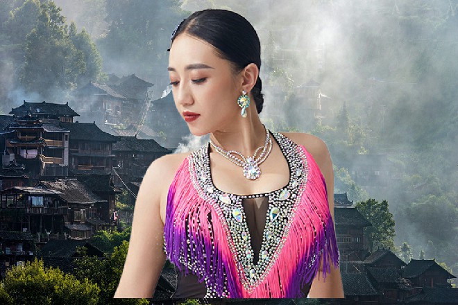 他为了哄王玥开心，亲自替王玥拉开了车门，王总，您请