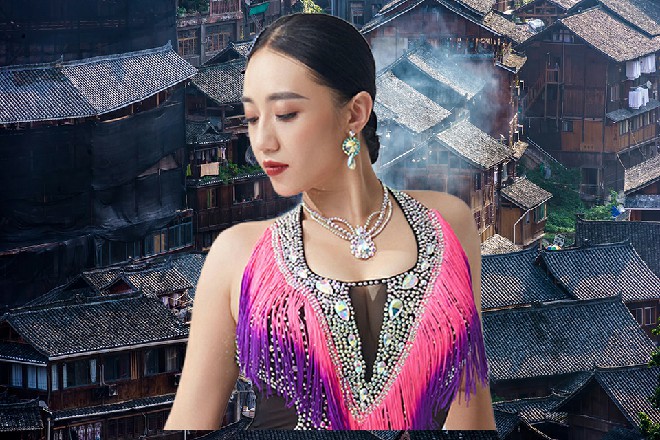 是张主任自己摔的，地太滑了，我今天也差点摔倒了呢