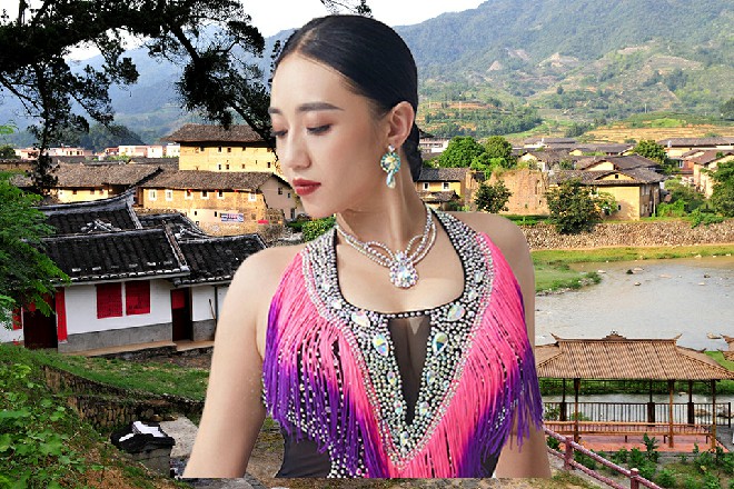 说完，他伸出手来，对着烟雨楼牌匾上的无双剑一拉