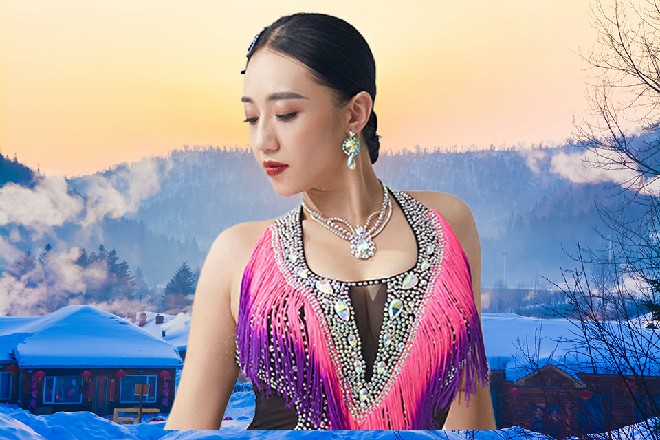 最后，他似乎确定了什么，然后一屁股坐在了红色妖姬的身边