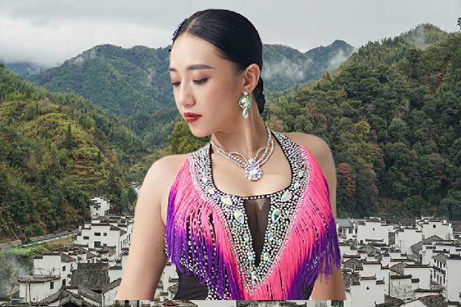 巨熊顿时咆哮两声，然后滚了起来，整个向着若依扑上来