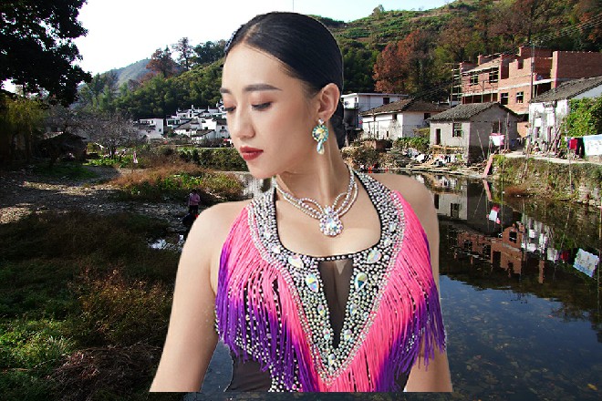 船夫心里也松了口气，能有这样的美女同船，他自然乐得开心