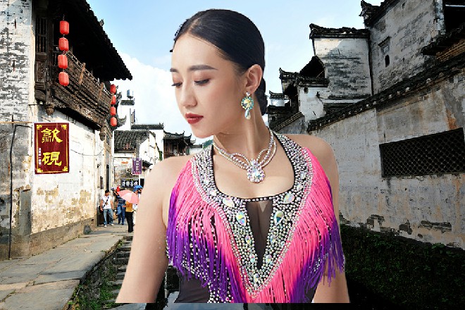黄宏山说着，直接来了一套连环脚，向着伊轩逼了过来