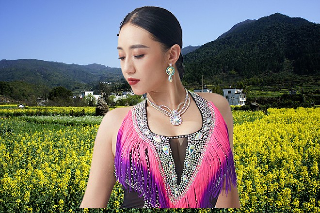 秃头竖起一根中指，看来你是真要跟我们黑虎堂叫板了