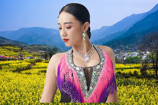 王玥却笑着拉住了若依的手，这个位置，以后由你来坐
