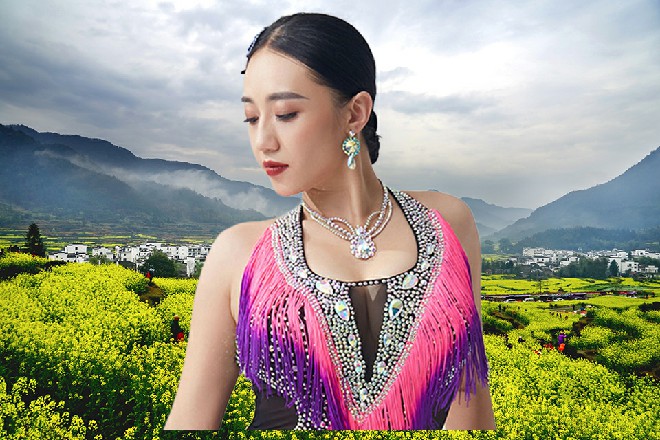 一根睡衣的带子从肩膀上垂下来，王玥酥胸半露，风采醉人