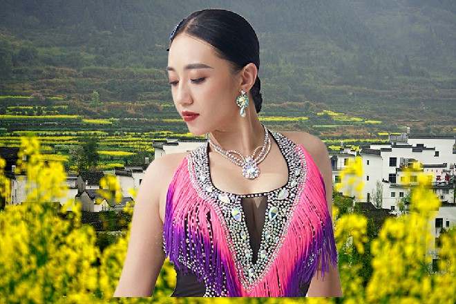 诺曦S立刻上前追加一掌，这次巴掌拍在秦海的小腹上