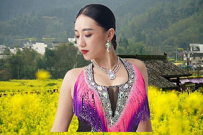 而如何把这些村庄纳入星月城，红色妖姬已经实现想好了主意