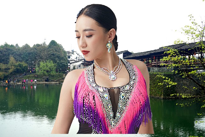 这架潜水艇直接飞了起来，一飞五米多高，远远离开了水面