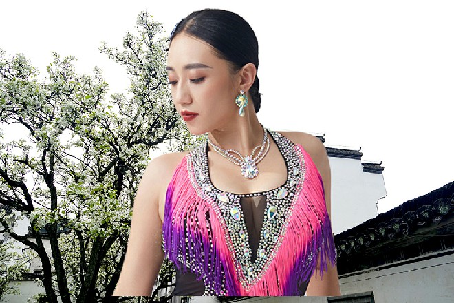 她清了清嗓子，那我唱一首还没发行的新歌给你听吧，