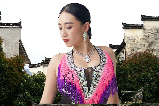 但就在这时候，一个人影出现在他的身后，身法如同鬼魅
