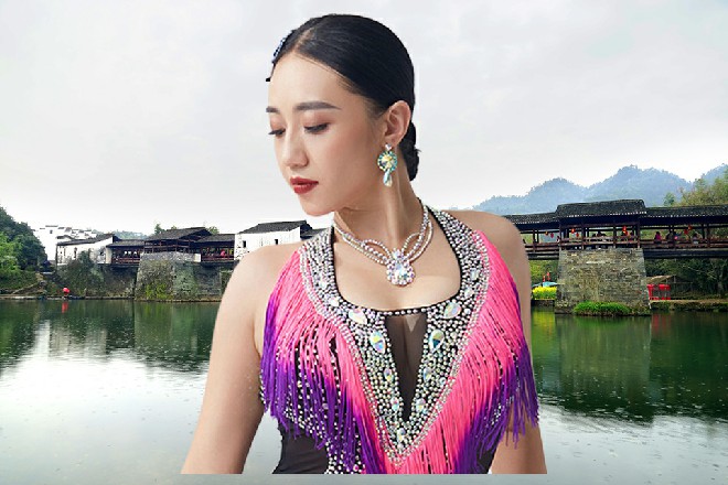 青梅却是看的真切，她压低声音，问着已经回到身边的冷优优