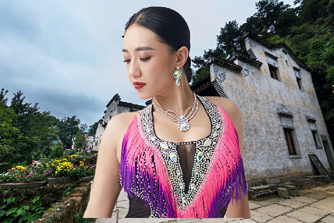 龙娇娇眼神迷离，仿佛回到了几年前，同样是在这个大堂里