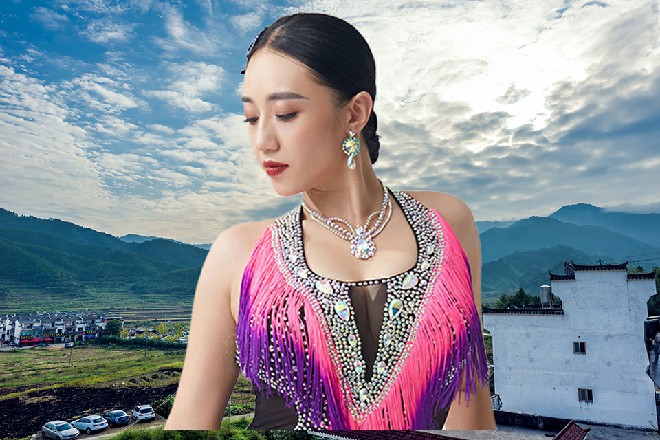 苏曼s也是闻讯赶来，他到这里之后，第一眼就认出了奇美拉