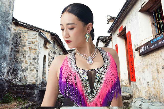 小公子手中的扇子一拍，直接把这金钟给拍到了一边