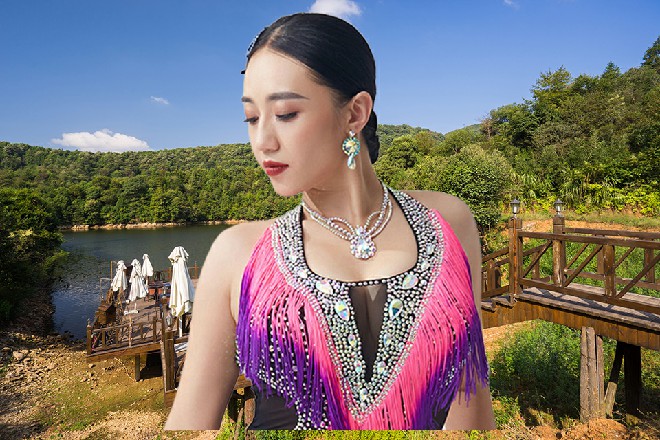陈佳音忽然凑上前来，轻轻在诺曦S的脸颊上吻了一下