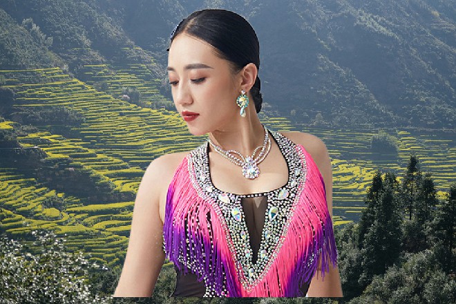 两个人搜索了一天，实在是有些无聊，于是便在那聊天