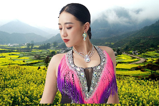 一个丐帮长老趁机扑倒Abb身后，准备给他来一记闷棍