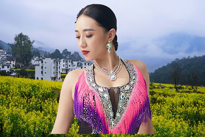 红色妖姬走过来，拿着甩棍，狠狠砸了两下车窗，都被弹了回来