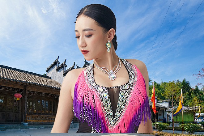 伊轩忍不住惊讶地问道：不是说，峨眉山上只有素菜么