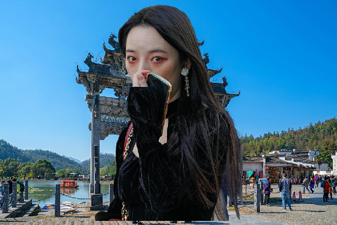 红色妖姬下意识地搂住自己的双肩，有些惊恐地看着面前的王玥