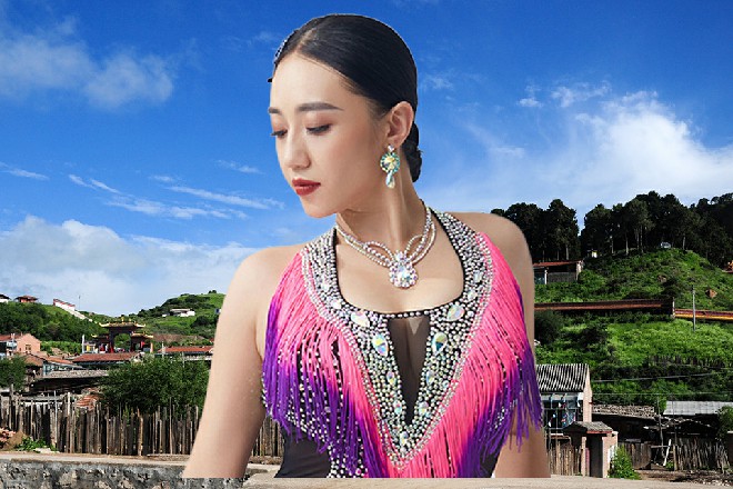 墨大锤直接噗通跪在红色妖姬的身前，也不管地面是多么冰凉了