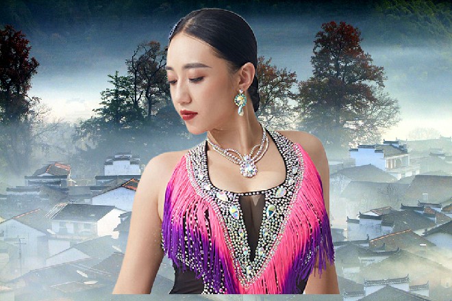 陈佳音这才抬起头来，看着伊轩的脸，忽然想到了什么