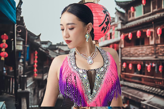 伊轩，你到底搞的什么鬼你哪来的老婆，可别骗我们
