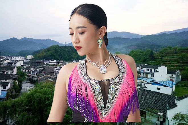 这一声咆哮，立刻让二人安静了下去，齐刷刷地看着红色妖姬