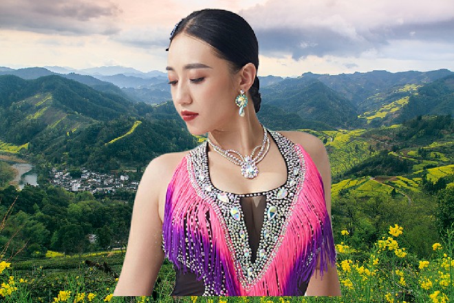 而罗芙的剑法左右开阖，越来越精妙，红色妖姬渐渐抵挡不住了