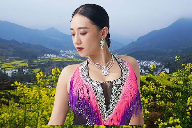 而红色妖姬站在外面，伸手推了推门，发现门被紧锁，于是笑了