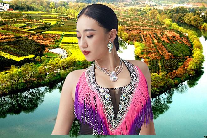 那女子红色的长发，明媚皓齿的，是个高挑的大美女