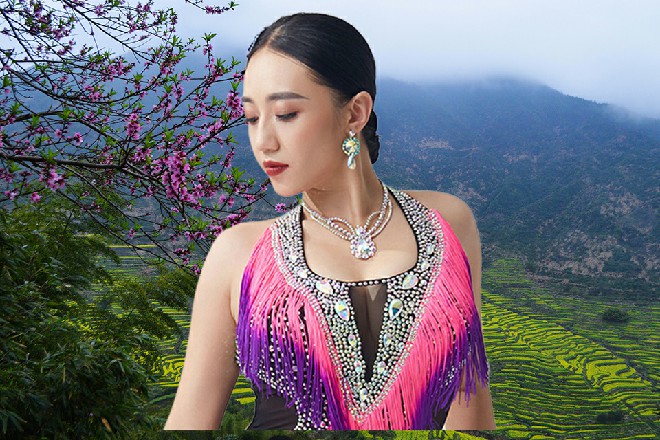 他吩咐一声，旁边的黑超保镖立刻掏出手机开始发信息
