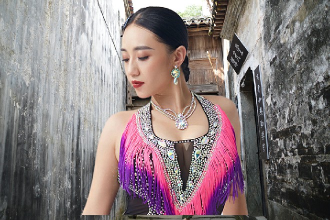 美女有些不耐烦地说道：再不滚开，老娘在你脑门上开个洞