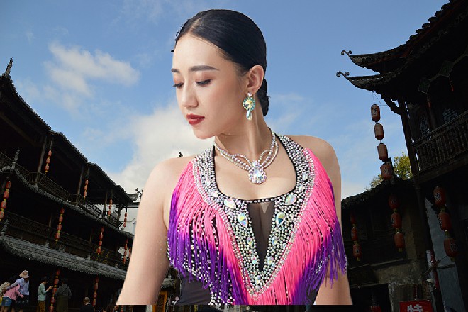 天空是赤红色，大地燃烧着火焰，俨然世界末日的样子