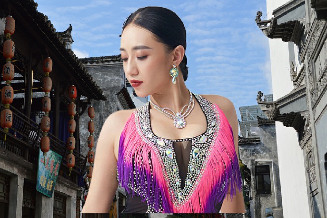 与此同时，天空中那些导弹也收到了冲击，全都在空中炸开