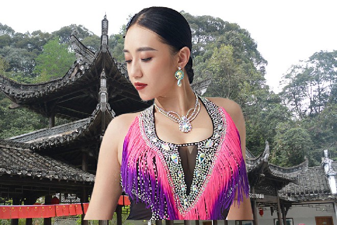 一边问着，一边手就不老实地向着何素的腰间搭了过去