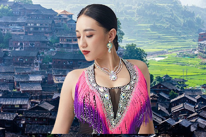 一个有些沙哑的声音跟着响了起来，接着是扯衣服的声音