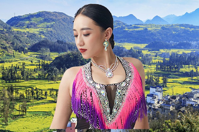 若依一记蝎子摆尾，后腿高高踢了起来，直奔秦海的脸