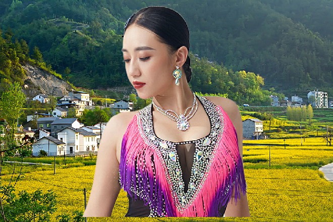 若依拉开了房门，果然没锁，他立刻走进了这栋高档别墅