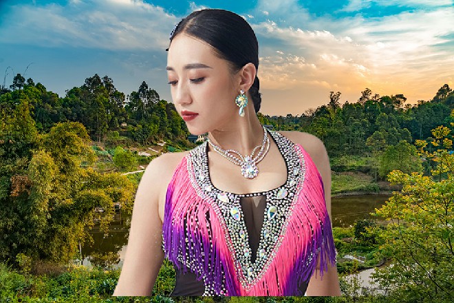王安麒直接说道，接着，他忽然一脚踢在身前的椅子上面