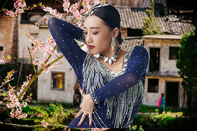 苏曼s打开牢门之后，对露露说道：我们现在就可以逃出去了