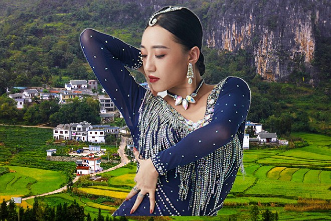 这一松弛，眼皮就有些打架，她慢慢伏在桌子上睡着了
