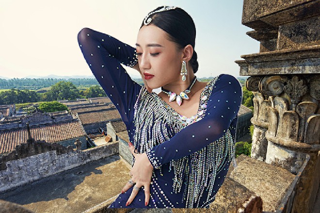 红色妖姬毫不犹豫，双手握着锤子，直接砸在了身前的地面上
