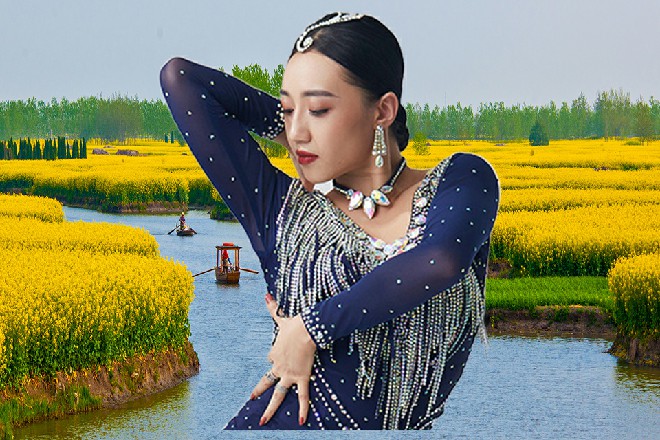 红色妖姬说着，手指上爆发出一股力量，直接震在这斧子上面
