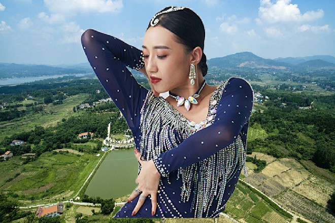 他的烧烤摊生意上来不少，顾客多了起码三倍，天天人满为患